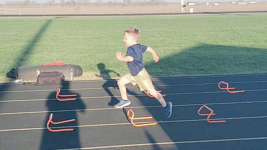 coachbdixon's tweet photo. Anybody know the correct wicket spacing for a 6-year old?! ππ
#FastCat #12mph https://t.co/VtIM2eiXDw