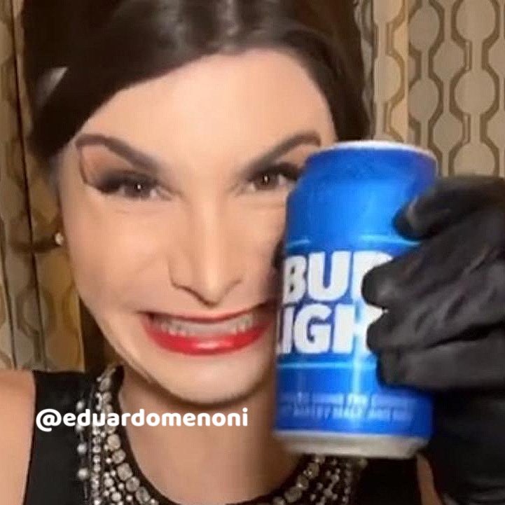 eduardomenoni's tweet photo. 🚨| ÚLTIMA HORA: DURÍSIMO GOLPE al lobby LGBTIQ+. La cerveza Bud Light ha perdido aproximadamente 7 mil millones de dólares en 5 días en la bolsa de valores, tras contratar a un hombre trans, Dylan Mulvaney, para su publicidad. ¿Qué opinas de este gran fracaso publicitario? https://t.co/zHa3ireBsJ