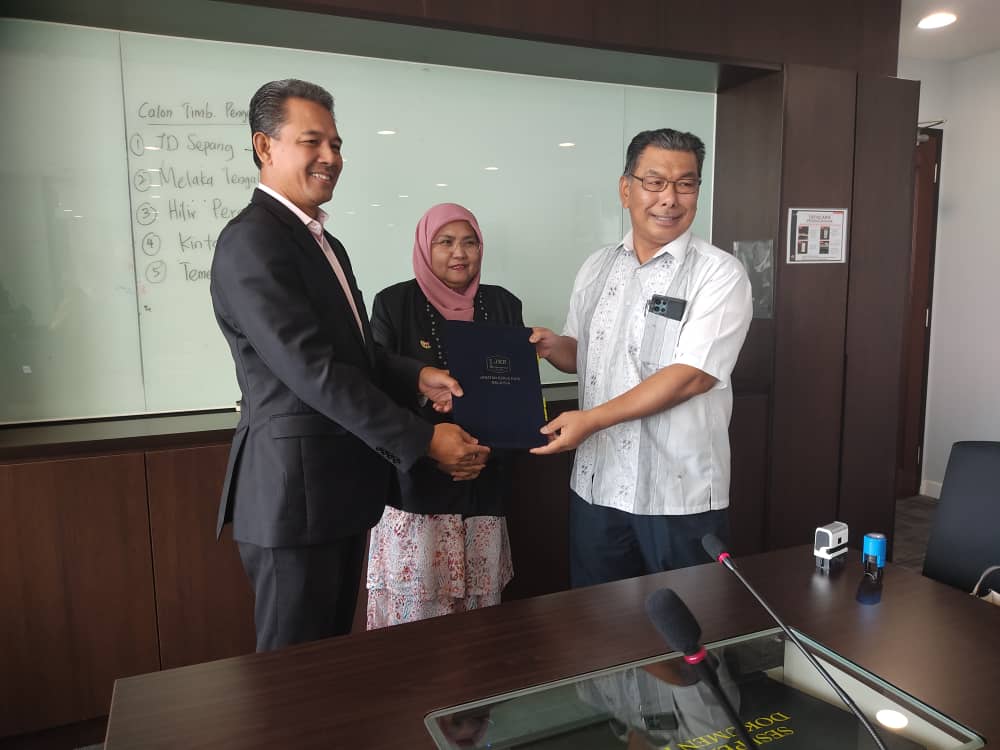 Mekanikalwpkl's tweet photo. Majlis Penyerahan Surat Setuju Terima (SST) &amp;  Sesi Menandatangani Dokumen Kontrak Projek Projek Penggantian Dua (2) Buah Lif Penumpang Di Pejabat Jabatan Kesihatan Wilayah Persekutuan Kuala Lumpur Dan Putrajaya, Jalan Cenderasari, Kuala Lumpur. 11 April 2023 (Selasa). #jkrckm https://t.co/vzJDG6O64k