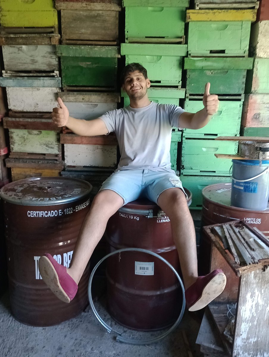 Toneladas de miel levantadas a mano éste verano, fajado y mameluco ! 

Una actividad que me da mucha alegría, pero también muchos problemas, tal vez la resiliencia es parte de la actividad...

En sí la vida es cómo el ajedrez... El rey y el peón se guardan en la misma caja.