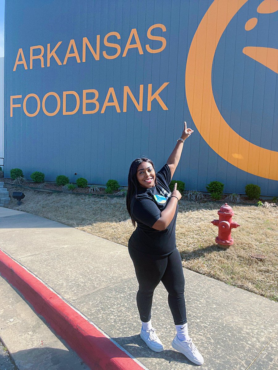 KATVCaylaC's tweet photo. @KATVNews plus @arfoodbank makes for a good day. 🤩 #volunteering https://t.co/JgsOthxE1E