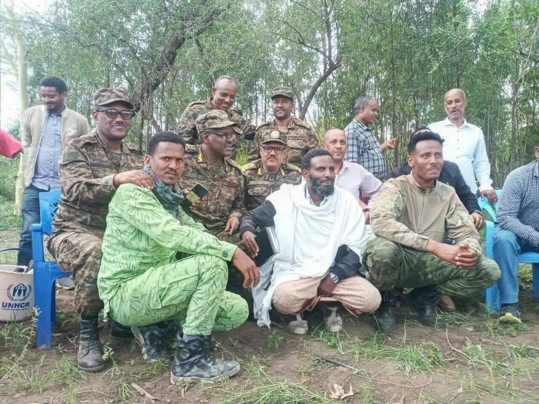SuleimanAbdell7's tweet photo. ሁላችሁም ወንደሞቻችን ናችሁ። የኛም የአገርም ባለውለታ ናችሁ። በሰለጠነ መንገድ ከታላቅ ወንድሞቻችሁ ጋር ተነጋግራችሁ ችግራችሁን ፈታችሁ፣ እንዲህ ተቃቅፋችሁ በማየታችን ደስታም ኩራትም ይሰማናል። ከበሬታችንም ይጨምራል። #EthiopiaPrevails https://t.co/TxBPh9TRqv