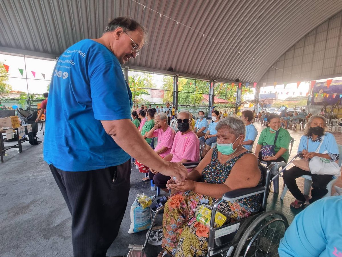 BKK_community's tweet photo. Happy Songkran! We distributed rice and offered blessings to the elderly in our community. We extend our gratitude to @HarrowBangkok for generously providing the rice for distribution.
#songkranfestival #thankyou #thailand #bangkok #klongtoei https://t.co/Uuh39QKuan