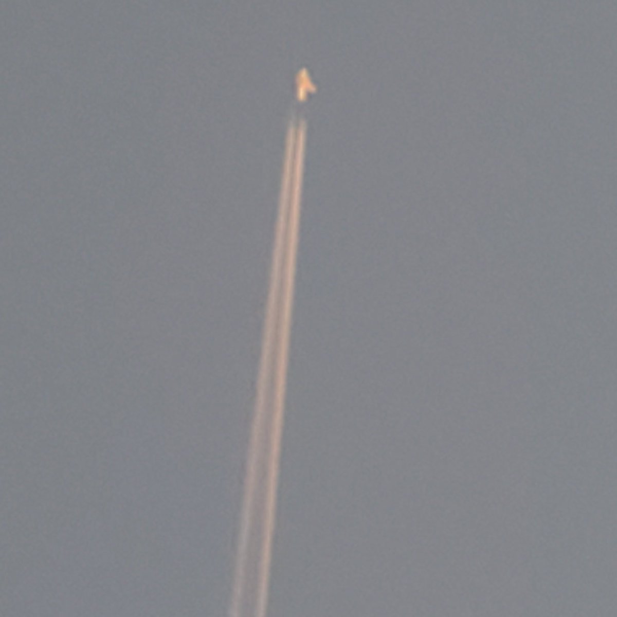 WinnerofWinners's tweet photo. Shit in the sky https://t.co/WpDTTnTP2f