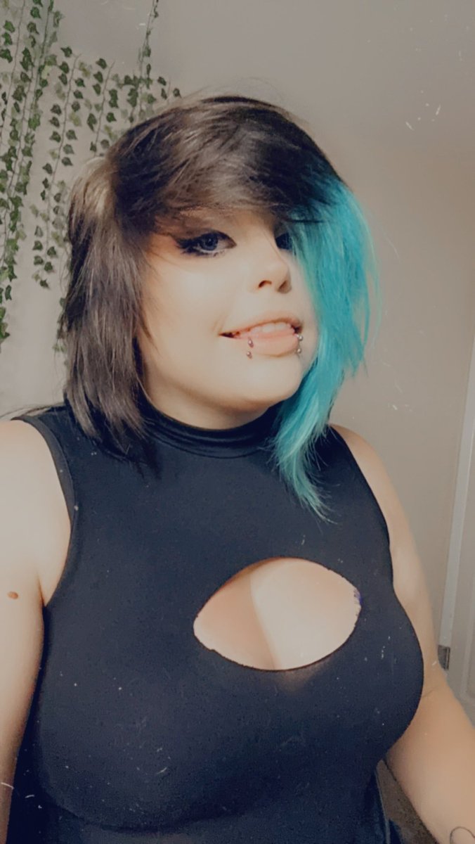 Merr.Cat on Twitter: "I think I might cut my hair short again. Also