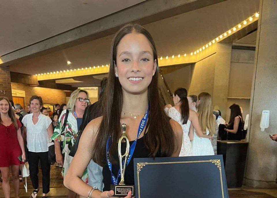 GobYucatan's tweet photo. Enviamos una felicitación a Ana Lorenza Blanco, primera yucateca y mexicana en obtener en su categoría el Shelly King Award for Excellence, que otorga el Youth America Grand Prix (@yagp), uno de los concursos de ballet más importantes del mundo. ¡Eres un orgullo para #Yucatán! https://t.co/xELVGi6yd1