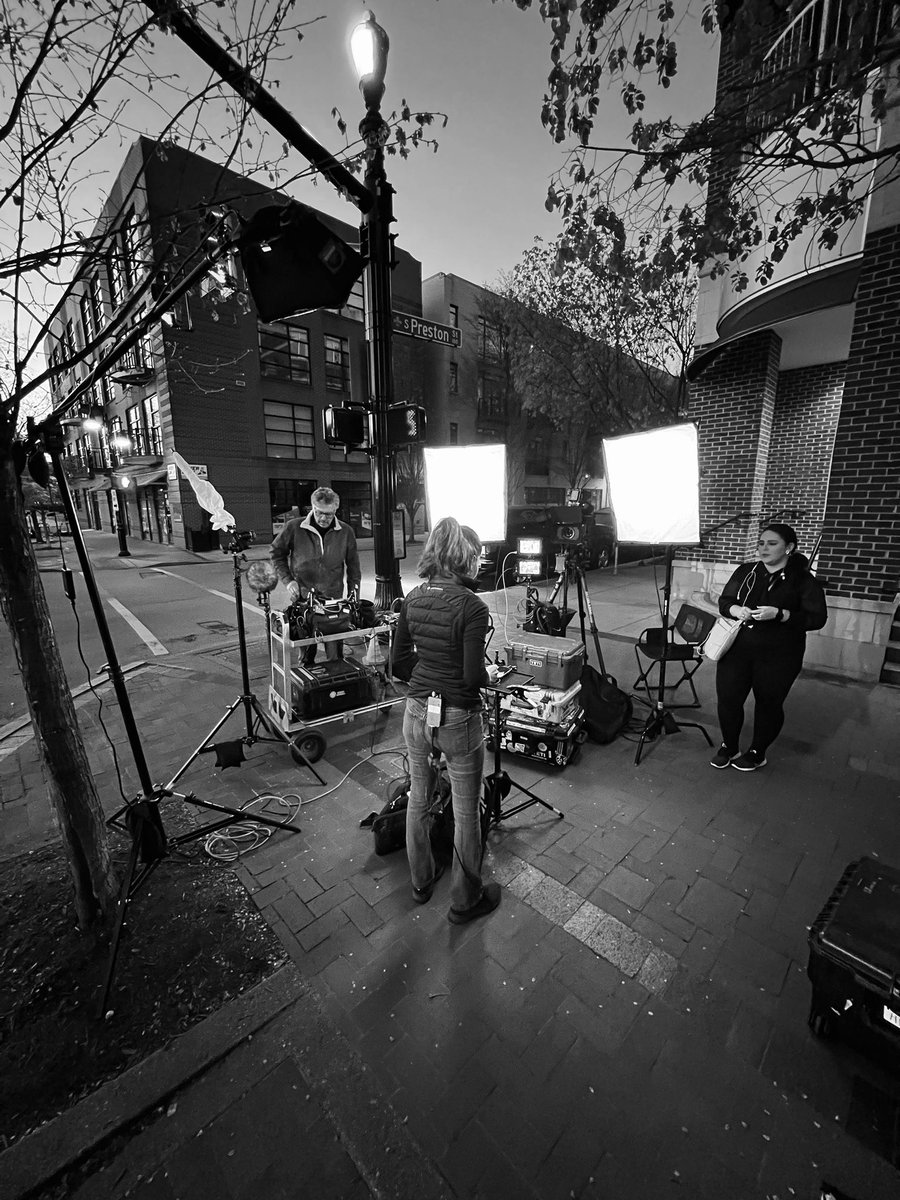 PhotoBarlow's tweet photo. https://t.co/UiywOVs6zD

#louiseville #shooting #news #breakingnews #newscoverage #newslife #behindthescene #newscrew #newsgathering @LiveU @Litepanels @ChimeraLighting @AvengerGrip @manfrotto_tweet https://t.co/E8eoaZgNNs