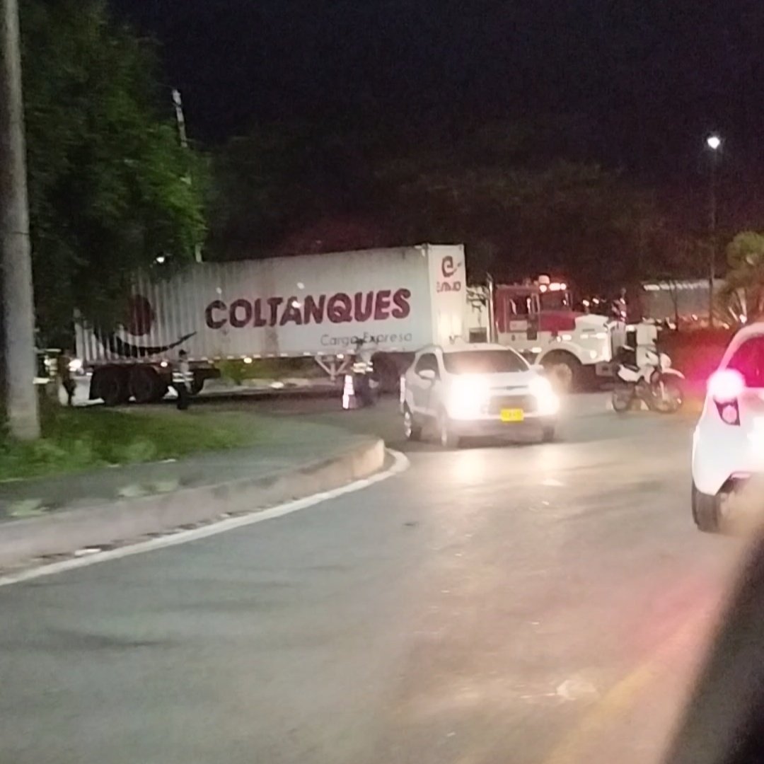 emilianamdz's tweet photo. @ELTIEMPO @TransitoPolicia @cartago_hoy @TransitoPolicia #graciastotales por el control que se está haciendo en la glorieta que de Cartago conduce a Alcalá, con motivo de la caída del puente  desviando el tráfico pesado hacia Pereira. @ELTIEMPO https://t.co/2cFJW6LM92