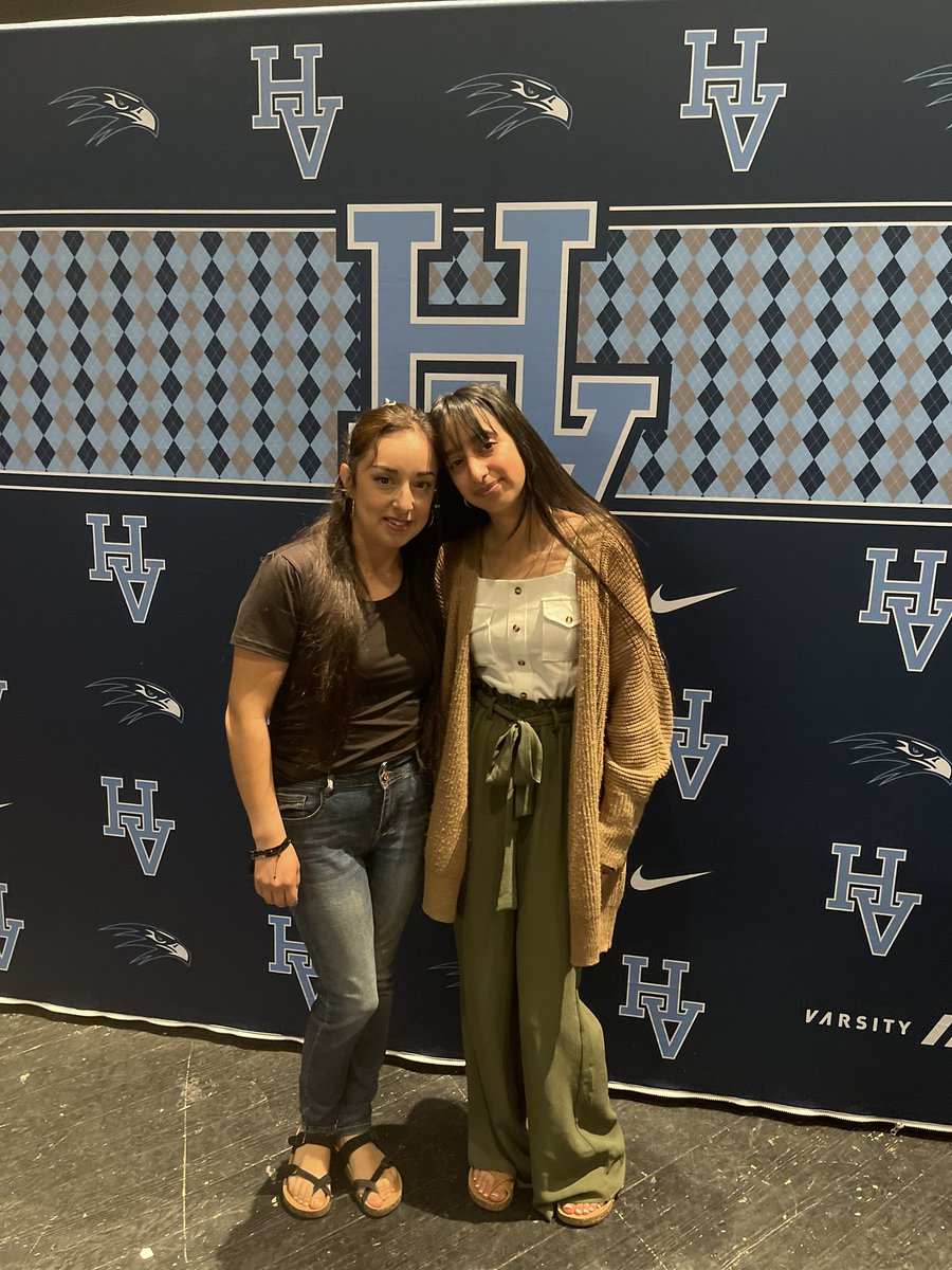 LSAatHVA's tweet photo. Se ve. Se siente. Brenda está presente! Muchas felicidades! @MaryvilleCollege se gana una gran futura maestra! #teachingasaprofession #sísepuede #orgullolatino #hvahawks https://t.co/GfywFQbpy6