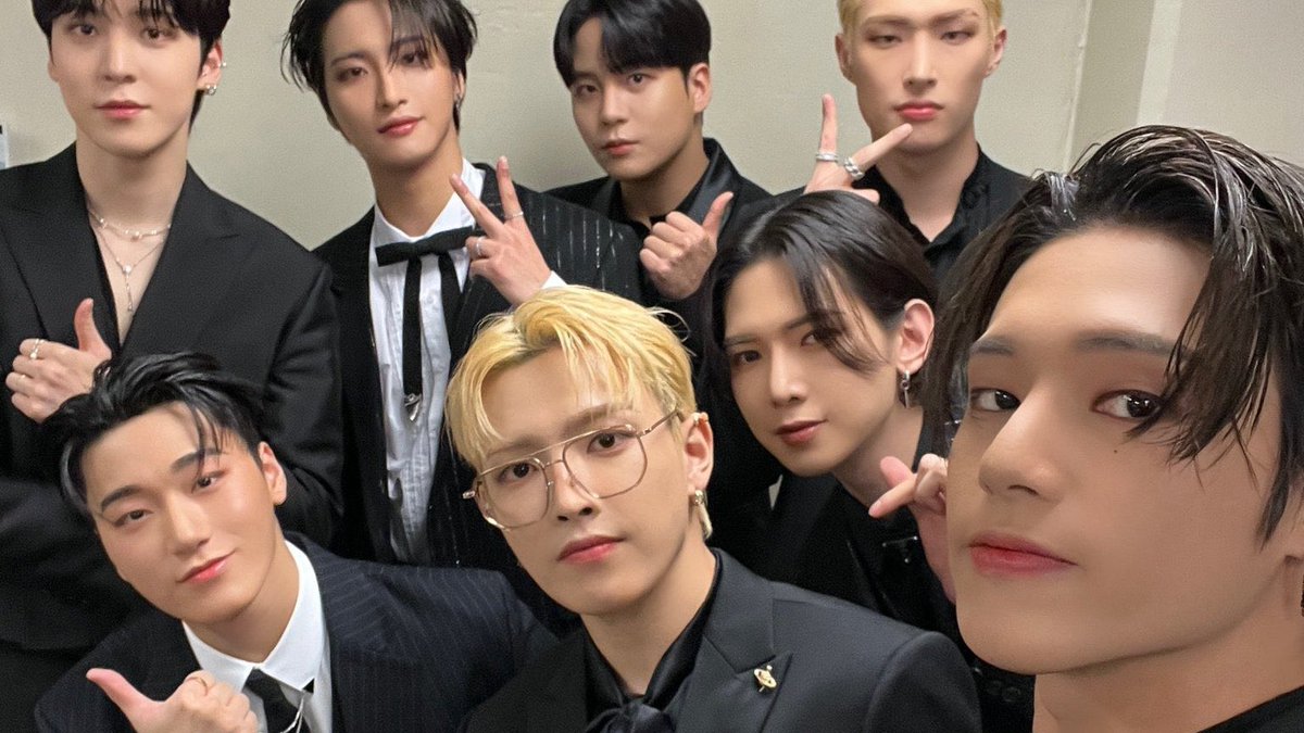 LIGHTEEZ_wl's tweet photo. Y en familia como de costumbre vamos hasta el #𝐎𝐍𝐄𝐀𝐋𝐋3𝐫𝐝𝐘𝐄𝐀𝐑 para celebrar junto a los chicos de @ONEALLtwt su aniversario. ¡Mucho éxito chiquitos y esperamos cumplan muchos más! 

⠀⠀· ࣪ 🦋⋆ 𝑙𝑒 𝙿etit › #𝙷𝑎𝑘𝑢. https://t.co/UdlwfTobCk