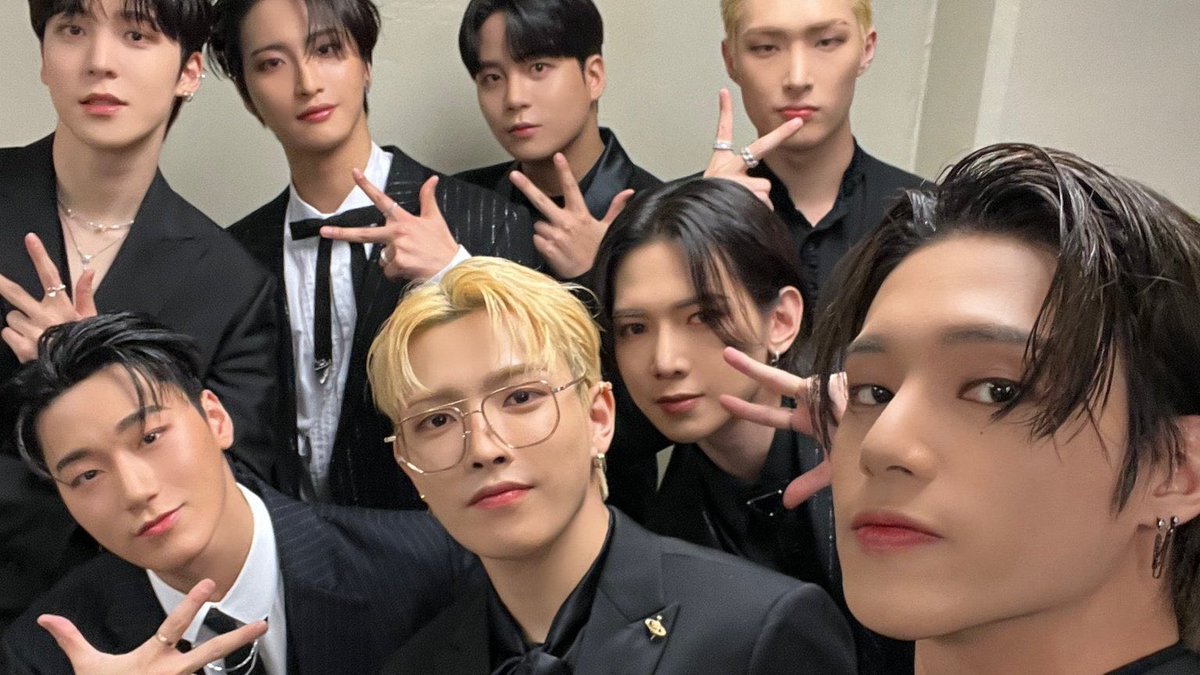 LIGHTEEZ_wl's tweet photo. Y en familia como de costumbre vamos hasta el #𝐎𝐍𝐄𝐀𝐋𝐋3𝐫𝐝𝐘𝐄𝐀𝐑 para celebrar junto a los chicos de @ONEALLtwt su aniversario. ¡Mucho éxito chiquitos y esperamos cumplan muchos más! 

⠀⠀· ࣪ 🦋⋆ 𝑙𝑒 𝙿etit › #𝙷𝑎𝑘𝑢. https://t.co/UdlwfTobCk