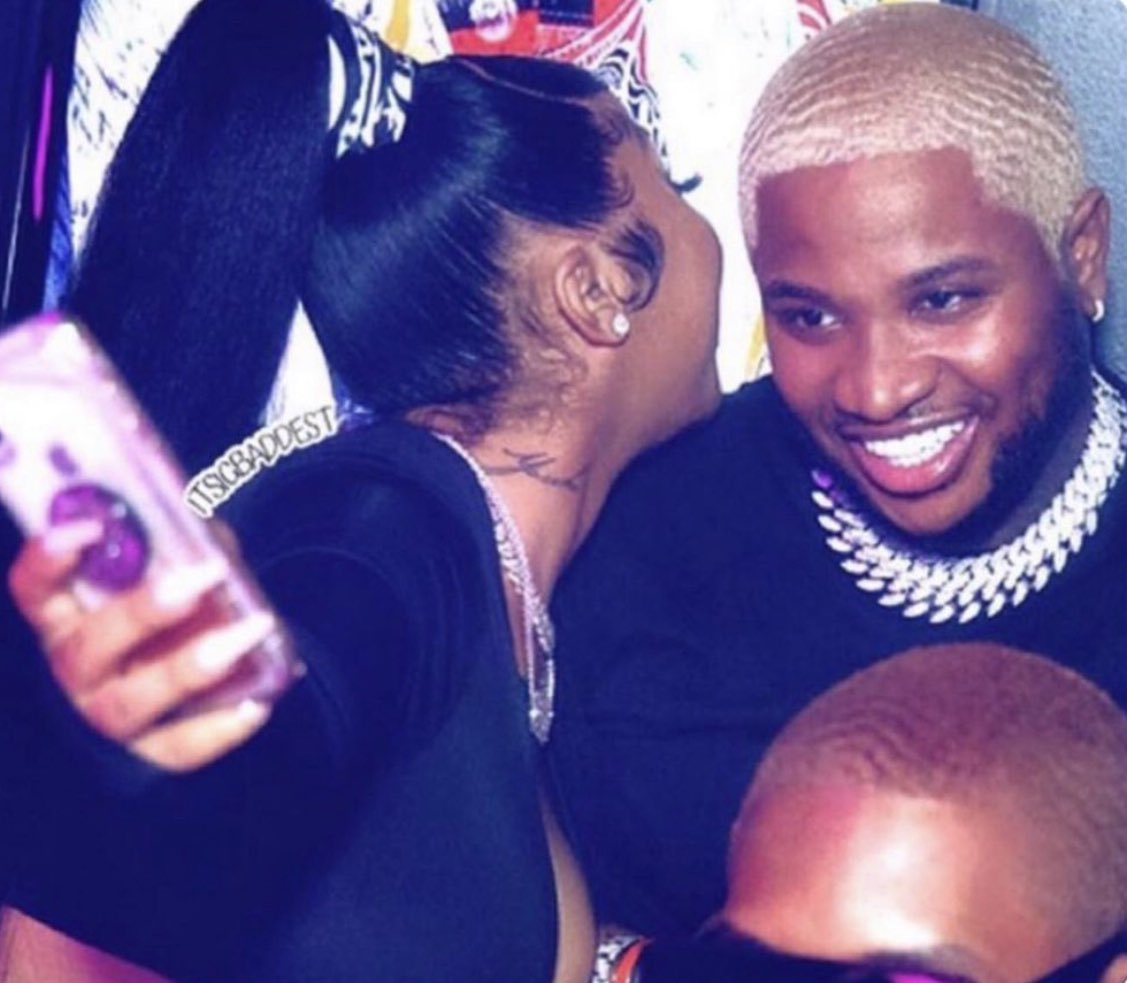 faiththegemini's tweet photo. nobody:
my messy ass friends: bitch look at her hair https://t.co/FDSYywiFO9
