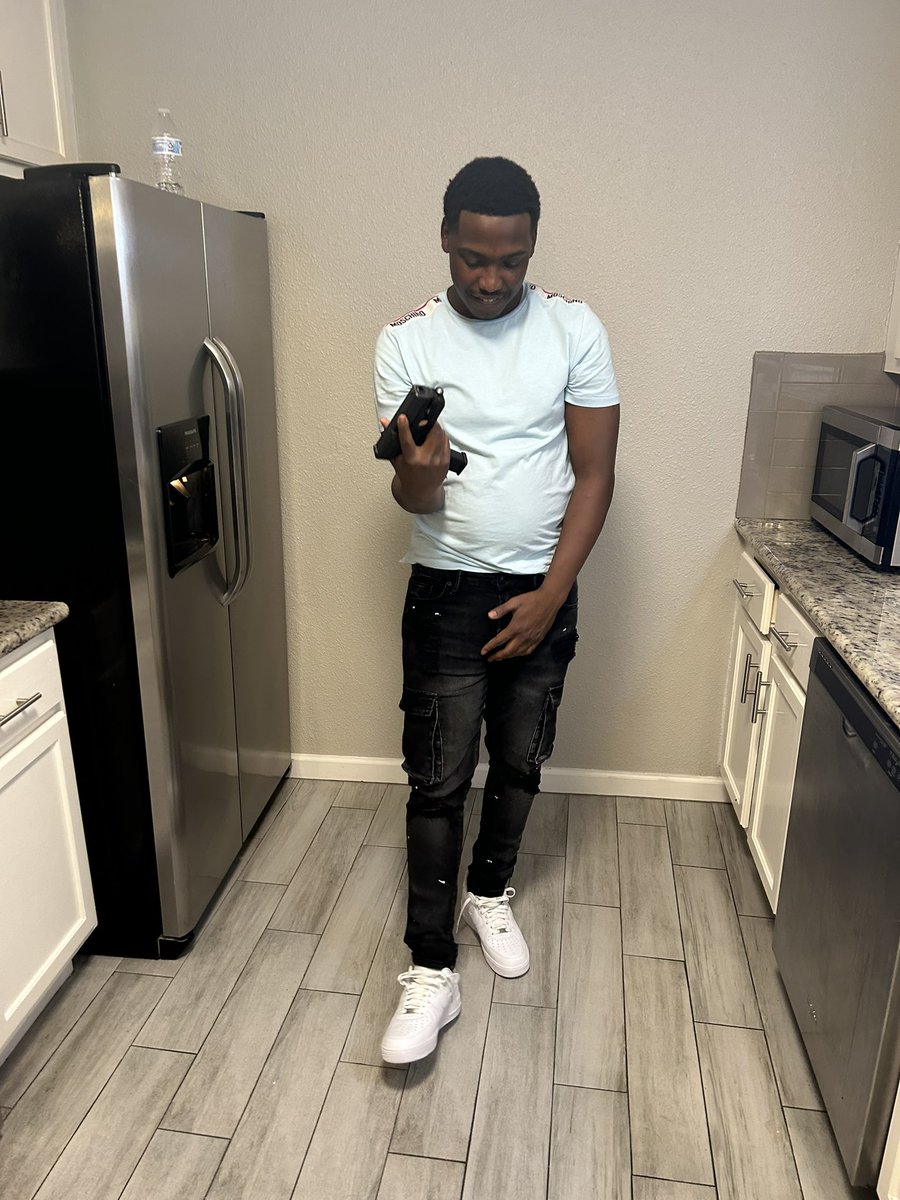 5300blkcam's tweet photo. #Freedell #Freebronem💯 https://t.co/Ht1GFMGTbh