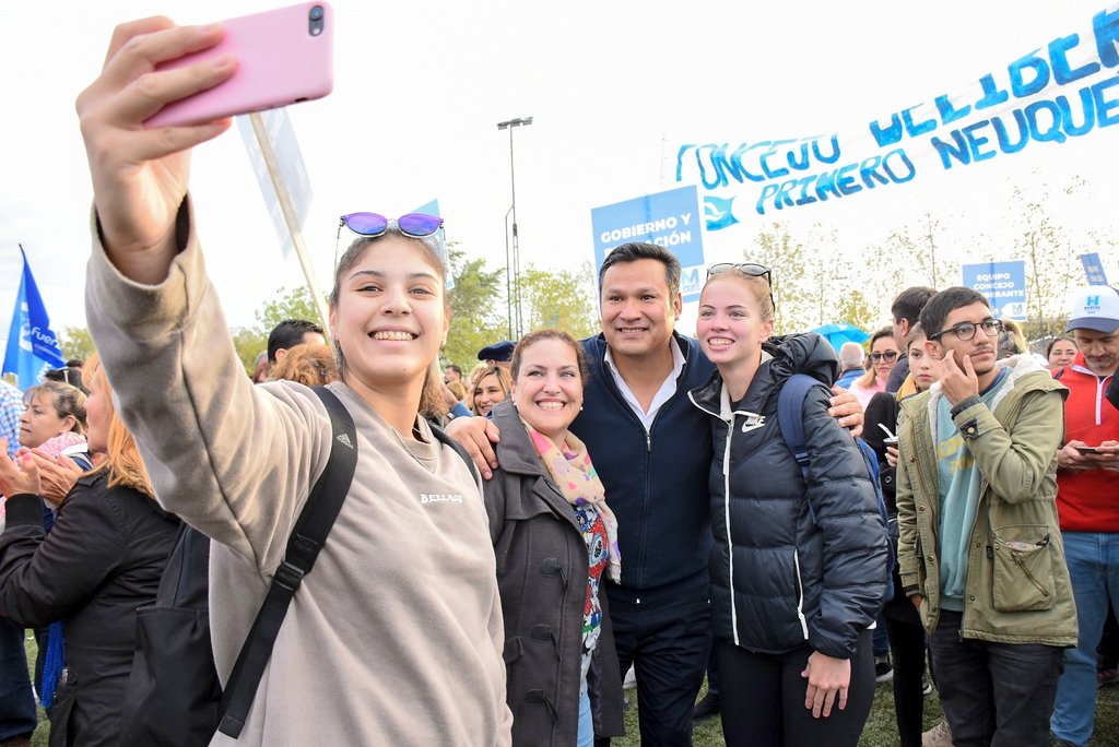 OLlancafilo's tweet photo. Hoy en Afuven el #MovimientoPopularNeuquino más vivo que nunca!
Este domingo gana Neuquén con #MarcosKoopmann en la provincia y @MarianoGaidoOk en la ciudad 
Ganamos todos, neuquinas y neuquinos que nacimos en esta tierra y los que la eligieron para vivir!
#SinGrieta #HayFuturo https://t.co/PD5QeKebf3