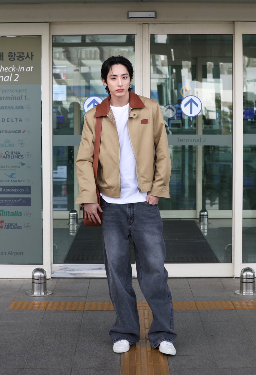 lofficielmy's tweet photo. Spotted: Actor Lee Soo Hyuk decked out in @Coach as he heads to Singapore for the #CoachPlaySG launch event on 14th April 2023.
#leesoohyuk #이수혁 #kdrama #coachNY #coachcafe #incheon #airportstyle https://t.co/O4ovTllvg2