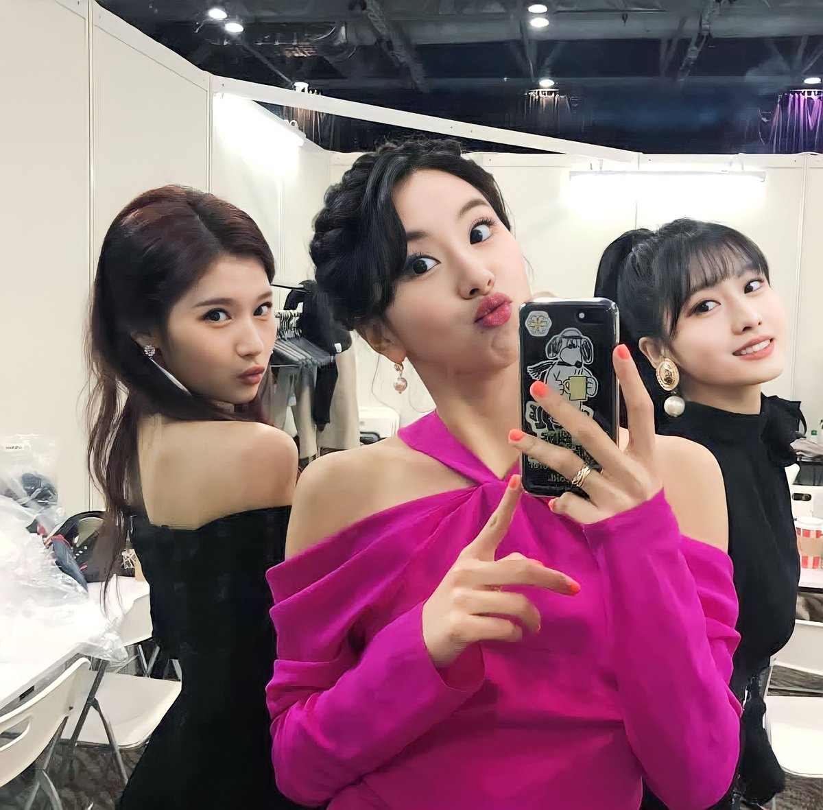 CY_Philippines's tweet photo. #11YearswithSaMo #11YearsWithSana #11YearsWithMomo #사나_입사_11주년_축하해 #모모_입사_11주년_축하해 @JYPETWICE 💜🍑
#트와이스 #TWICE #Samochaeng https://t.co/85hWb73tob