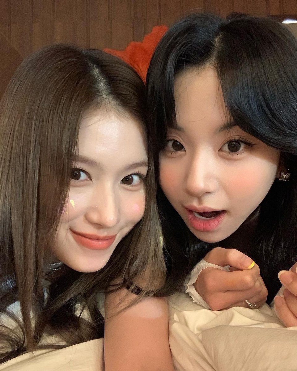 CY_Philippines's tweet photo. #11YearswithSaMo #11YearsWithSana #11YearsWithMomo #사나_입사_11주년_축하해 #모모_입사_11주년_축하해 @JYPETWICE 💜🍑
#트와이스 #TWICE #Samochaeng https://t.co/85hWb73tob