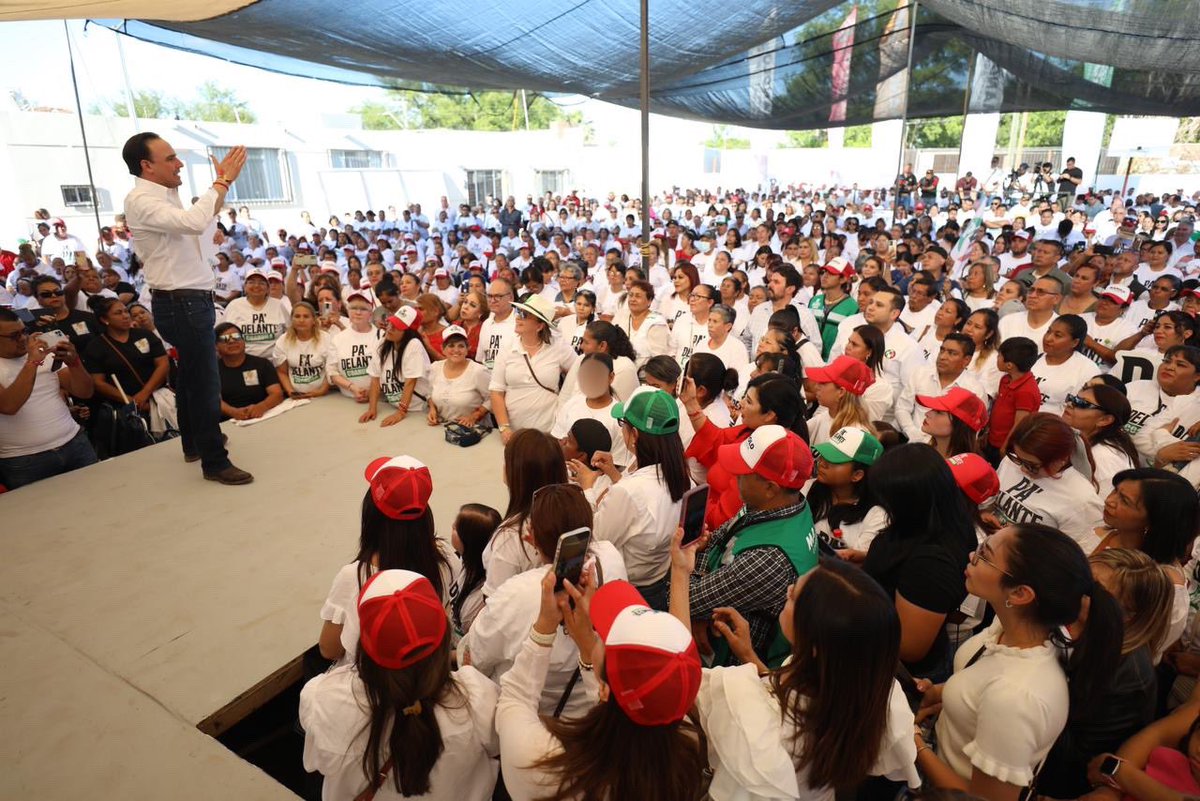 ¡La confianza se honra cumpliendo! Aquí firmando los compromisos en #PiedrasNegras, porque queremos un #Coahuila seguro, en paz, con empleo y prosperidad. Con mucho ánimo y fuerza vamos pa’ delante. ¡Los mejores tiempos vienen en camino! #PaDelanteCoahuila