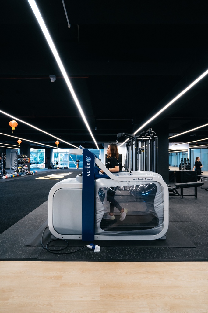 TeamRival_KL's tweet photo. Elevate your fitness game with Alter G - the ultimate anti-gravity treadmill. Reduce joint loads, recover from injury faster, and take your training to the next level. Experience weightless running at Rival and stay active on rest days.
#AlterG #RivalAthlete #BeTheBestOfYourself https://t.co/VysQlBDUjl