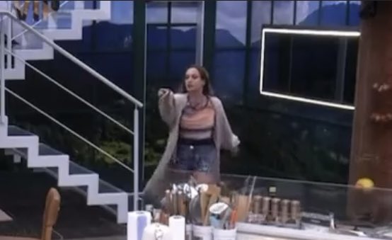marcelinho1cara's tweet photo. mulher preta apontando o dedo na cara da mulher branca foi cancelada e sofreu todo tipo de hater na internet. 

A mulher BRANCA apontando o dedo na cara de um homem preto vai sair aclamada.

com vários trabalhos na globo e na internet. Infelizmente é sobre isso!

RACISMO #BBB23 https://t.co/9ISZOdXk2c
