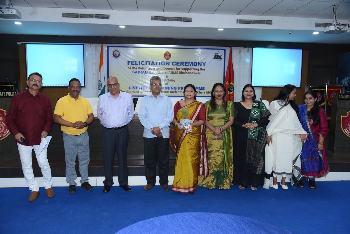 bastikuchala's tweet photo. Commissioner of Police, BBSR-CTC  felicitatd the volunteers &amp; donors for the"So Am I - Rendering Assistance at Medicals" programme as it marks completion of 120 days of food service @AIIMSBhubaneswr with inauguration of LIVELIHOOD TRAINING PROGRAMME for slum women.
#BastiKuChala https://t.co/n9bpV9pRcX