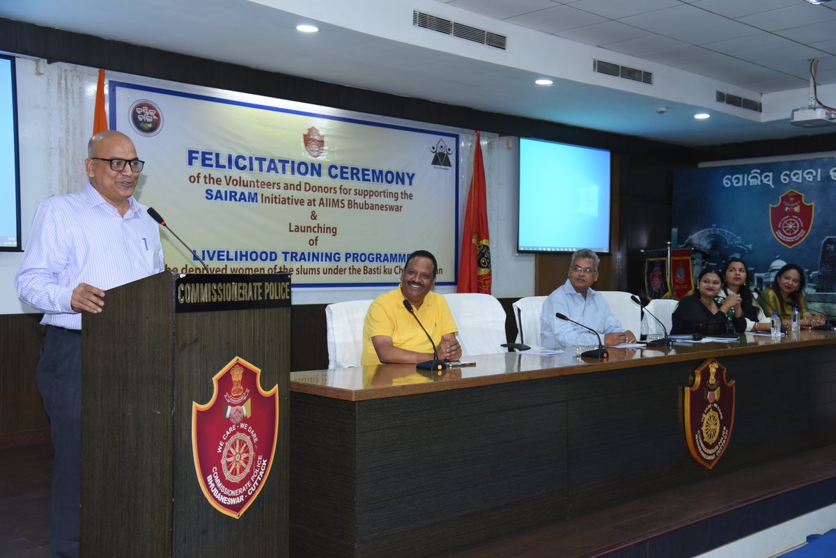 bastikuchala's tweet photo. Commissioner of Police, BBSR-CTC  felicitatd the volunteers &amp; donors for the"So Am I - Rendering Assistance at Medicals" programme as it marks completion of 120 days of food service @AIIMSBhubaneswr with inauguration of LIVELIHOOD TRAINING PROGRAMME for slum women.
#BastiKuChala https://t.co/n9bpV9pRcX