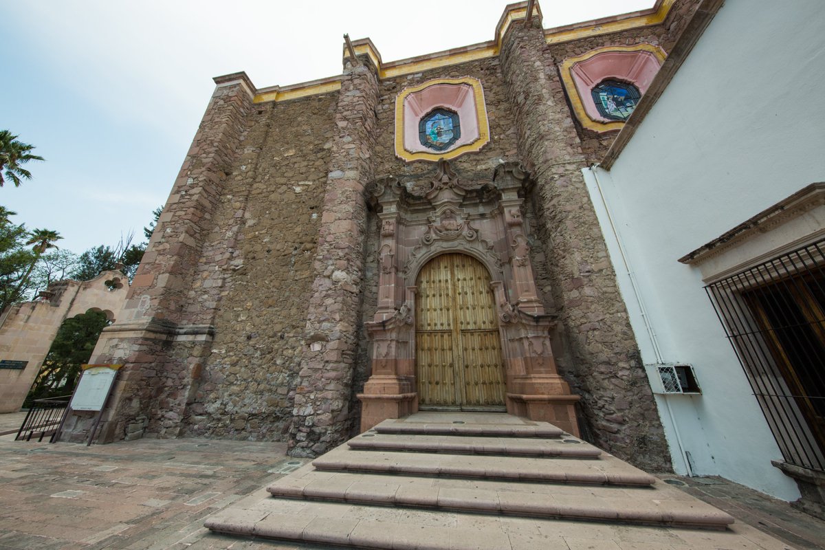 🇲🇽📸😍 Das Stadtviertel 'Encino', auch bekannt als 'Barrio de Triana', ist eines der Gründungsviertel der Stadt #Aguascalientes. An diesem symbolträchtigen Ort von befinden sich die ⛪️Kirche 'Señor del Encino', ein schöner Garten🌼🌷🌻 und das Museum 'José Guadalupe Posada'🎨.