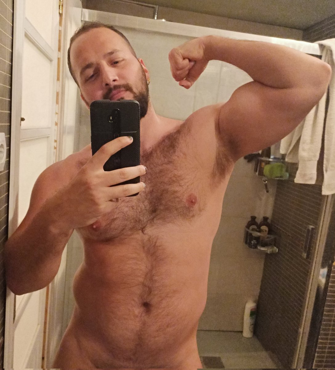 _Paul_Frank's tweet photo. Sonriendo o Serio? 🚿🧖‍♂️🛁🧽🧼
#BEARD
#ositoguapo
#vello
#BigBoys
#gaybear
#gaybig
#Muscleguy
@madbearsclub https://t.co/a25mvn8Ucv