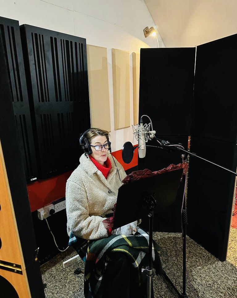PopstarpartyL's tweet photo. It might be April but our in-house #actress Louise is in character while #recording winter themed #audiobook. She looks a part !
02084445054
#actresslife #actressinthestudio #actressincharacter #recordingaudiobook #recordinsession #recordingstudiolife https://t.co/rcp45ZnO8L