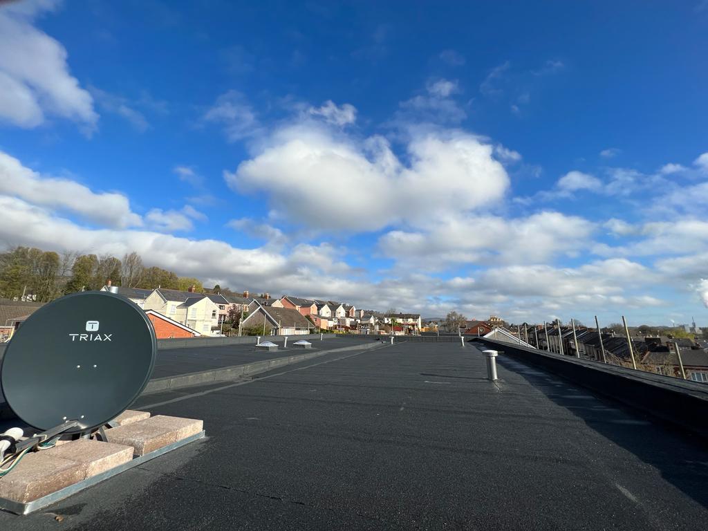 VanGuardRoof_'s tweet photo. Check out our recent built up felt project completed in Cwmbran ! 
.
.

#roofing #roof #construction #roofingcontractor #roofer #roofingcompany #roofinglife #contractor  #roofrepair  #rooftop #renovation  #newroof  #roofreplacement #flatroof #commercialroofing #roofingexperts https://t.co/r58cLtJ5YT