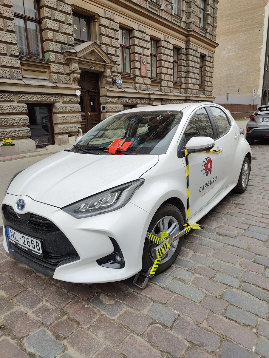 Izskatās, Carguru nav kko Rīgas autostāvvietām samaksājis. Vairāki šādi auto B zonā.