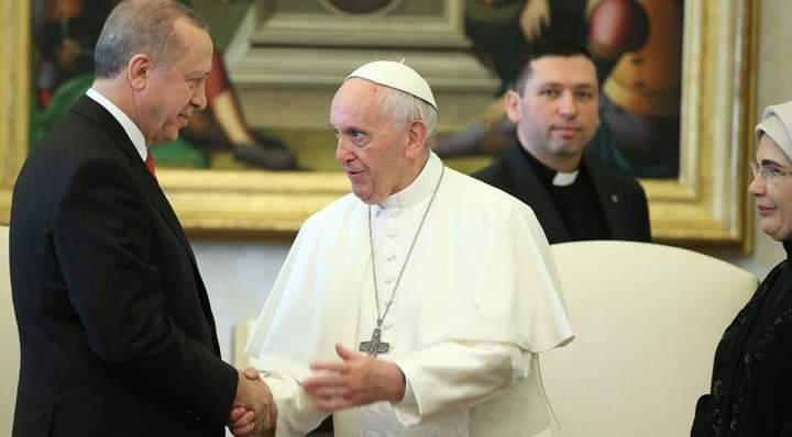 Oyardim5's tweet photo. Cumhurbaşkanı Recep Tayyip Erdoğan, Katoliklerin Ruhani Lideri ve Vatikan Şehir Devleti Başkanı Papa Francesco ile dün bir araya geldi. İki liderin görüşmesi sıcak bir atmosferde geçerken, Erdoğan Papa’dan dua beklediğini ifade etti.
Din bezirganları bu fotodan rahatsız olmuyor. https://t.co/qmoVYV6Phu