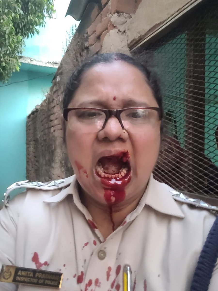 epanchjanya's tweet photo. उड़ीसा में भी पत्थरबाजी !!

संभलपुर में महा विशु संक्रांति से पहले निकाले जा रहे शोभायात्रा पर फेंके गए पत्थर।

मुस्लिम एरिया में फेंके गए शोभायात्रा पर पत्थर।

10 पुलिसकर्मी व कई अन्य लोग बुरी तरह घायल। https://t.co/S5VSjDOCn4
