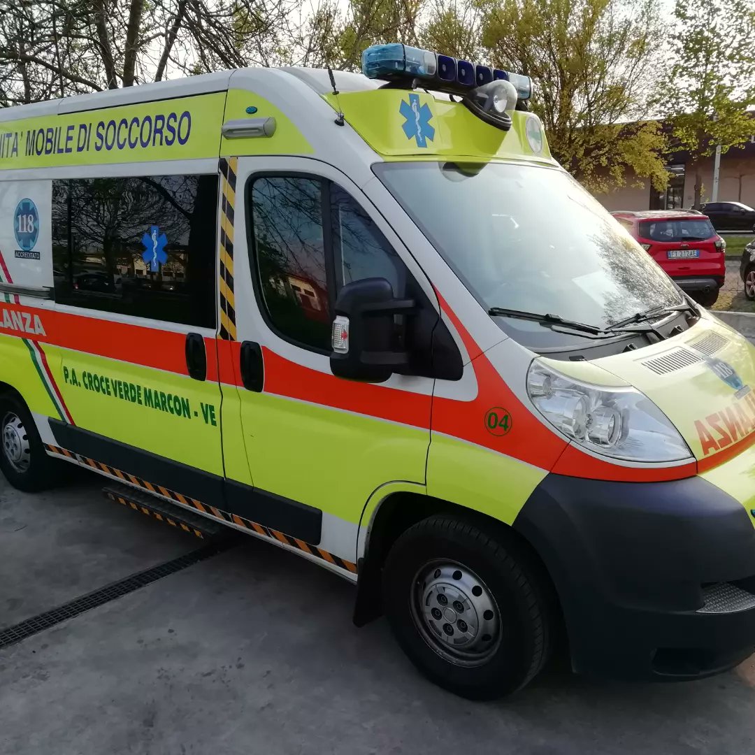 InfoCVMarcon's tweet photo. Ciao vecchia 4. Hai fatto quasi 9. 000 interventi nei 7 anni con noi. Benvenuta alla nuova 4 che verrà impiegata nel servizio di emergenza. #croceverdemarcon #anpas #volontariato https://t.co/sp3gF1f34F