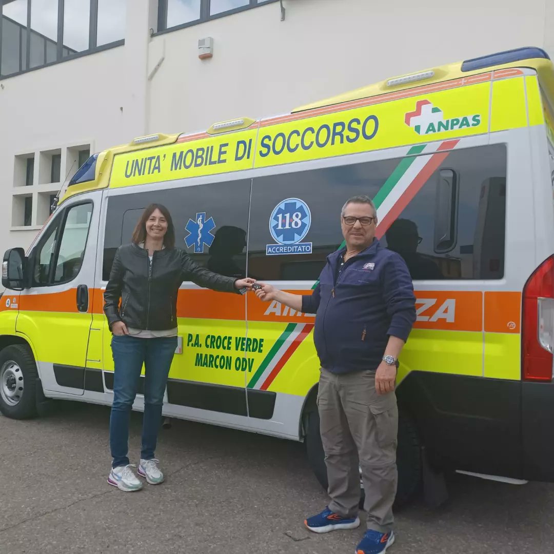 InfoCVMarcon's tweet photo. Ciao vecchia 4. Hai fatto quasi 9. 000 interventi nei 7 anni con noi. Benvenuta alla nuova 4 che verrà impiegata nel servizio di emergenza. #croceverdemarcon #anpas #volontariato https://t.co/sp3gF1f34F