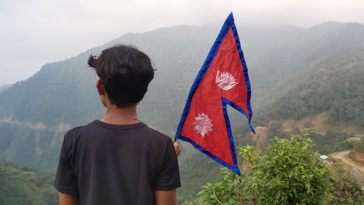 Viquipedia's tweet photo. L'única bandera estatal no rectangular del món és l'emblema nacional del Nepal (en nepalès, «नेपालको झण्डा»).
Adoptada el 1962 i a partir d'un disseny del 1743, combina dos gallardets l'un sobre l'altre amb dos símbols blancs: el sol i la lluna creixent.
https://t.co/4fXcwyku2C https://t.co/7vkSwRuZDz