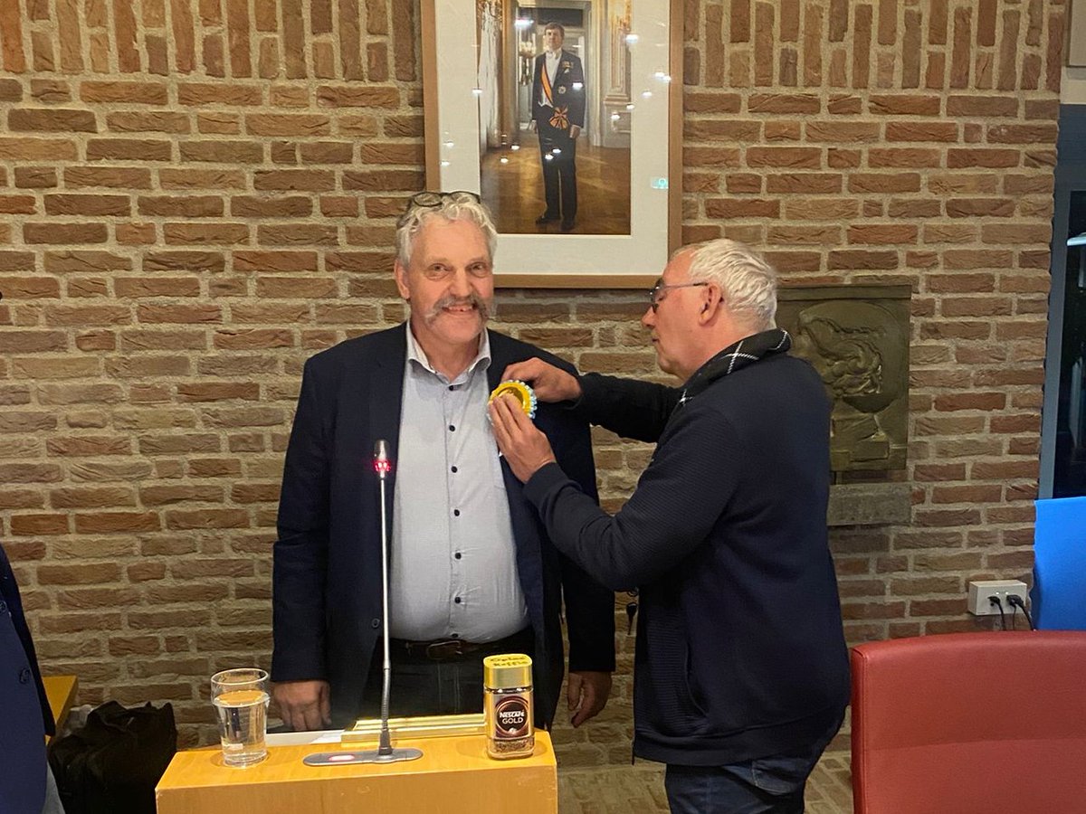 Het bestuur en de fractie van Gemeentebelangen Noordenveld heeft het behaagd Hendrik Smeenge te benoemen als Commandeur in de Orde van Gemeentebelangen Noordenveld!

👉 Lees er alles over op onze website:  gemeentebelangennoordenveld.nl/hendrik-smeeng…