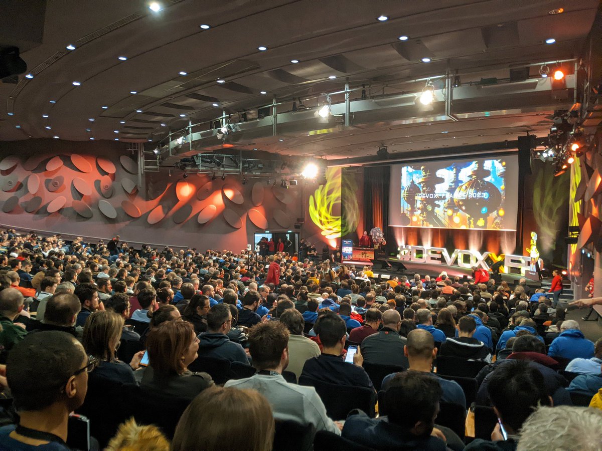 NoxFr's tweet photo. J2 du @DevoxxFR - places aux keynotes https://t.co/GWLm0FPz97