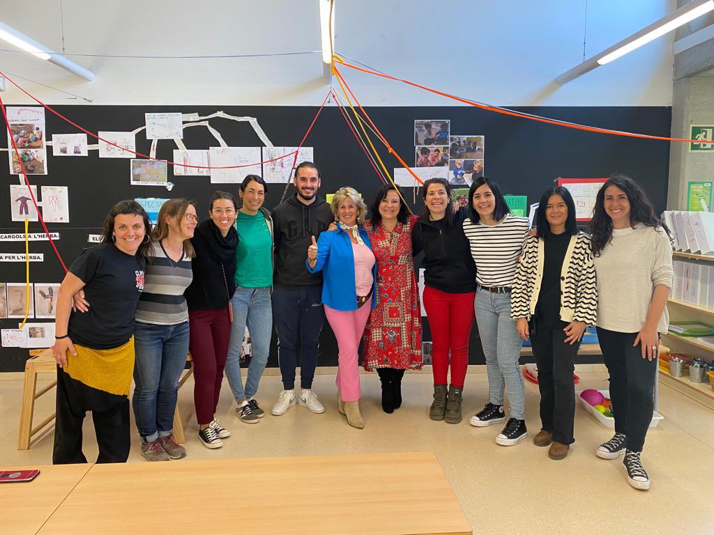 Ester_Forne's tweet photo. #ActivacióARTS. Al mig dels camps daurats de @RiudauraCat hi ha una escola, a @EscolaLluísCastells, un calustre #apassionat, #encantador, #obert i #resilient, i un alumnat #motivat, #crític i #empoderat. @JoanCuevas. Què fan?  i Com ho fan? 👇 https://t.co/SRGDZyjpdQ