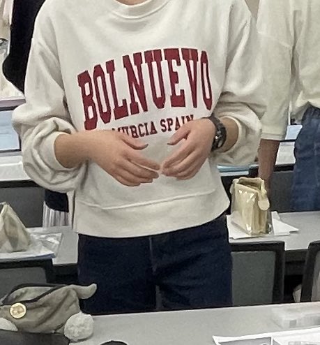 Oshizu20's tweet photo. Hay una chica que lleva una sudadera de Bolnuevo, Murcia, Spain en mi clase de la universidad en Japón🙂 https://t.co/ypQFvM5cz5