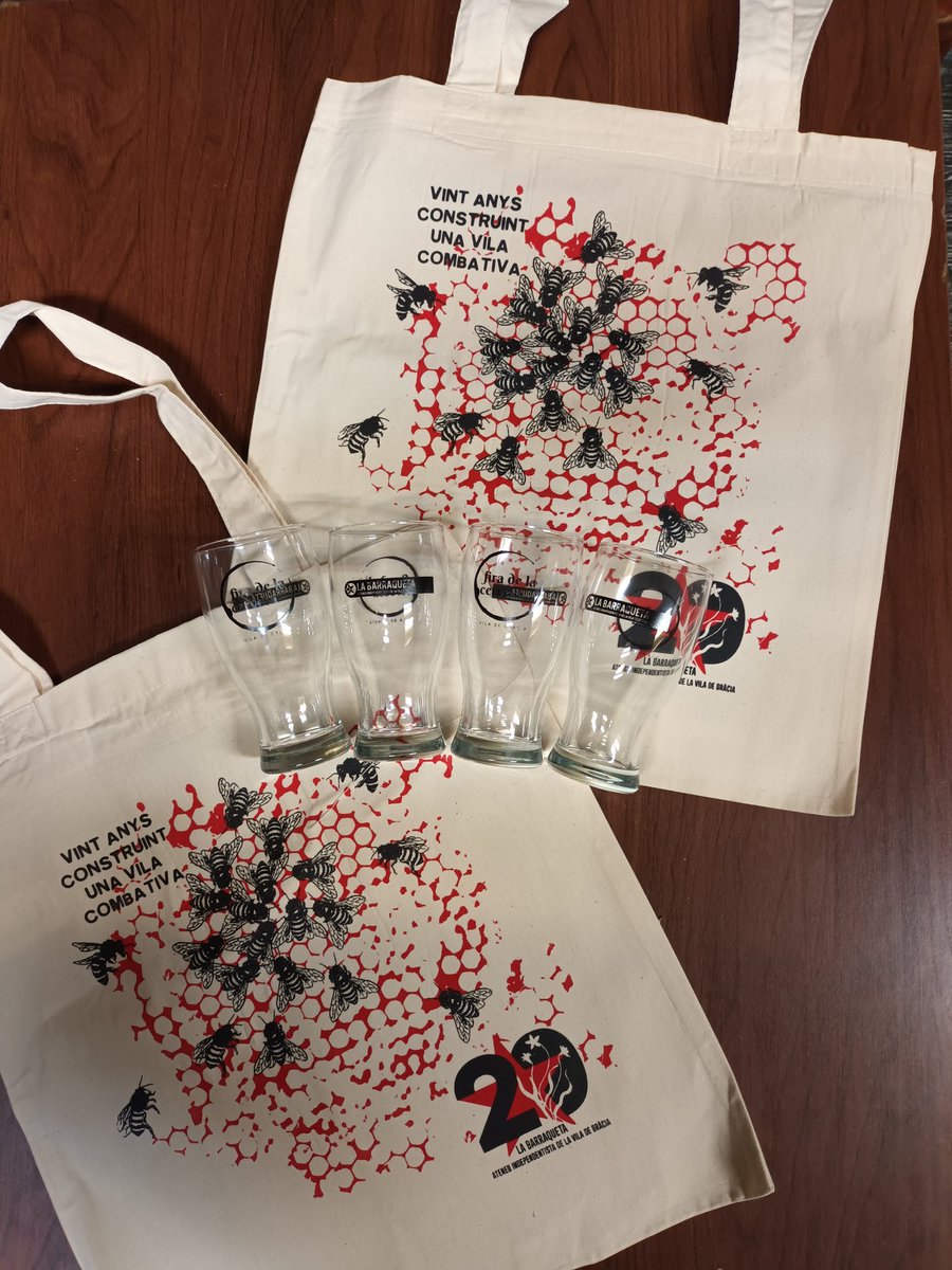 La_Barraqueta's tweet photo. SORTEIG! 
Vols una bossa de roba dels 20 anys de la Barraqueta👜 i dos gots per la fira de la cervesa🍻? 
Dona-li a ❤️  i repiula 🔄 aquest tuit. Entre totes les participants sortejarem dos lots.
Divendres 13 donarem a conèixer les guanyadores! https://t.co/3QYZ0RjiSP