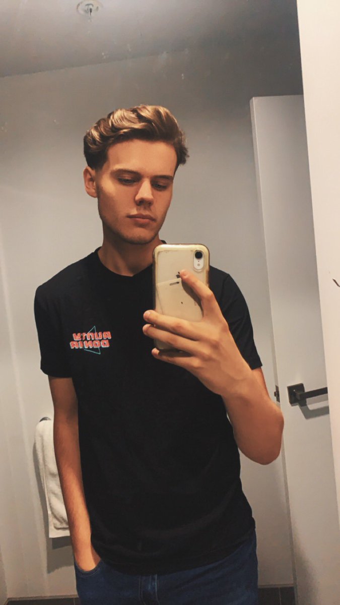 LijamTTV's tweet photo. Melbourne be treating me nicely! Can’t wait to see you all soon! ❤️❤️ https://t.co/2ucdydieYW