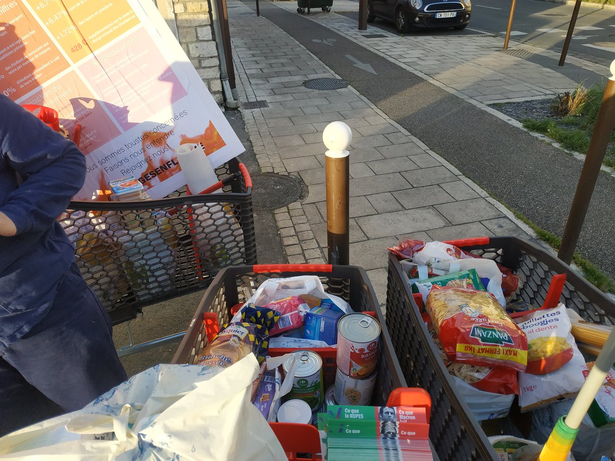 cntso18's tweet photo. Mercredi nous avons récolté 3 caddies de denrées alimentaires et d'hygiènes à #Bourges pour les étudiants des #beauxarts #ensa en lutte qui #occupe leurs écoles depuis le 17 mars.
La solidarité est incroyable ! 🥳📢💪🤝
#ReformeDesRetraites #greve13avril https://t.co/Bum95puOhJ