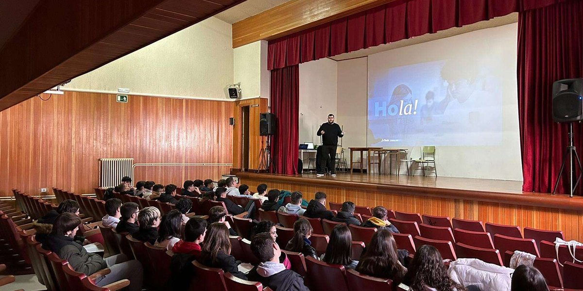 WeAreAltia's tweet photo. ¡Nueva parada #GenTech! Nuestro compañero Fermín estuvo en el IES Santiago Basanta hablando con los estudiantes bachillerato para dar a conocer las oportunidades laborales que ofrecen las profesiones digitales. ¡Seguimos 🚀! #AltiaIn_action @amtega #Digitalent https://t.co/Nesnj5Z7fe