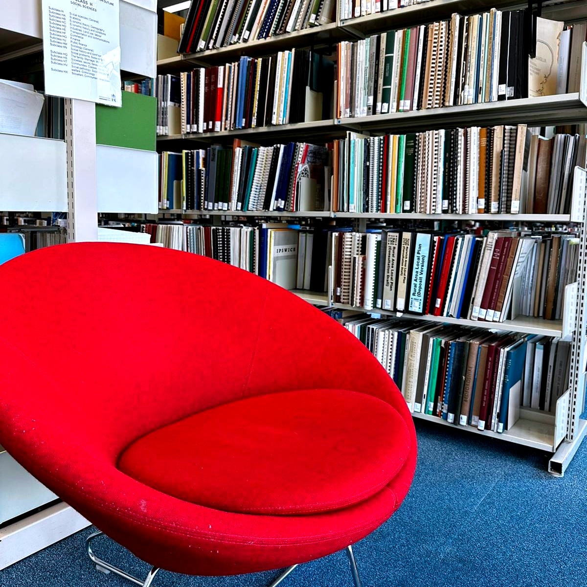 UEALibrary's tweet photo. Want to get out of your student accommodation for a while? 

There's plenty of cosy spots in the Library where you can curl up with a good book. 😍

We've even got blankets on Floor 0 available to borrow! 

#UEALibrary #LibraryLife #LibraryLove #CosyLibrary #UEA #UEAStudents https://t.co/IP5UfCKjZA