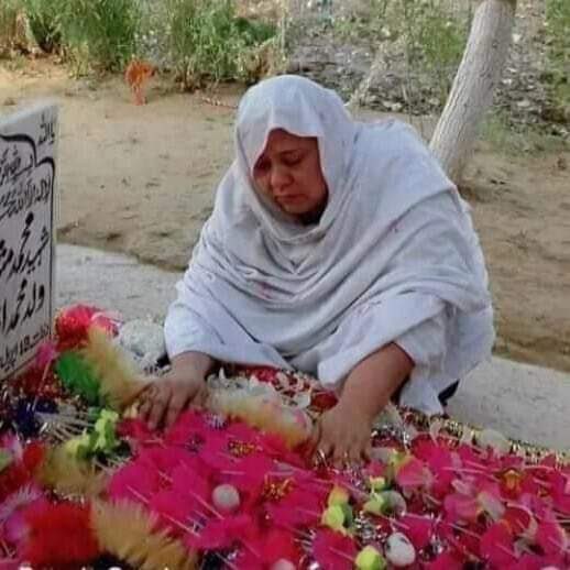 AuratMarchKHI's tweet photo. What a farewell! “Even his knuckles &amp; fingers were broken when I kissed them.” Mother of Mashal Khan, who became victim of the state &amp; society’s ruthlessness inside a university campus in KP on April 13 2017! 

#RememberingMashalKhan https://t.co/I2UMrpmbEO
