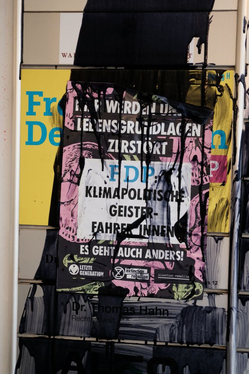 🌸 Erste Aktion der Frühlingsrebellion 🌸

Die Auftaktaktion der Frühlingsrebellion hat erfolgreich begonnen! 

Viele Kleingruppen sind heute früh durch Berlin geschwärmt und haben Adressen sichtbar gemacht, an denen an der Zerstörung unserer Lebensgrundlagen gearbeitet wird.