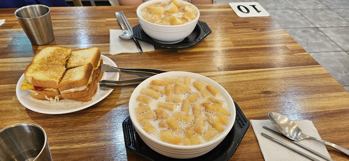 egshin's tweet photo. #놀면뭐하니 #전국간식대전 콩국집~!!
맛있네요~  설탕 없이 나는 그냥 먹는 것이 내 취향 💁‍♀️ㅎㅎ 찹쌀이라 점점 배 부름 ㅎㅎ
토스트도 별미~👍 https://t.co/02d6SCbCpY