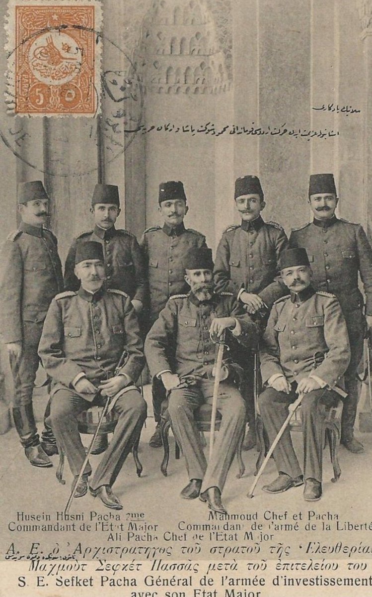 "Selânik Yâdigarı"
"İstanbul'a azimet eden (giden) Hareket Ordusu Kumandânı Mahmud Şevket Paşa ve Erkân-ı Harbiyesi"

Oturanlar soldan sağa: Hüseyin Hüsnü Paşa, Mahmud Şevket Paşa, Ali Rıza Paşa.

Ayaktakiler soldan sağa: Sedat Bey, İsmet Bey (İnönü), Hafız Hakkı Bey, Enver Bey.