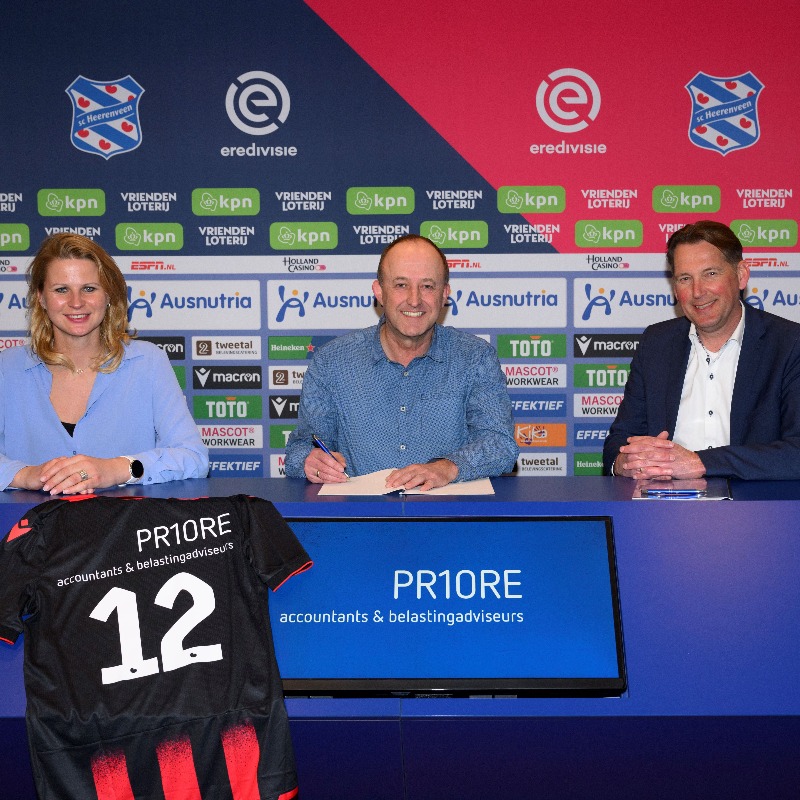 scHeerenveen's tweet photo. 👋 Wolkom PRIORE!

'We zijn buren van elkaar. Daarom sponsoren we deze club graag'

#EenmetHeerenveen